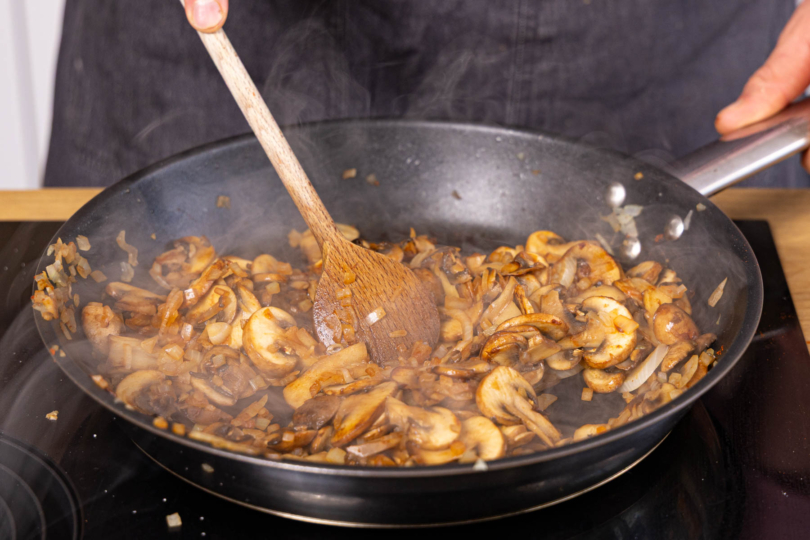 Zwiebeln und Pilze anschwitzen