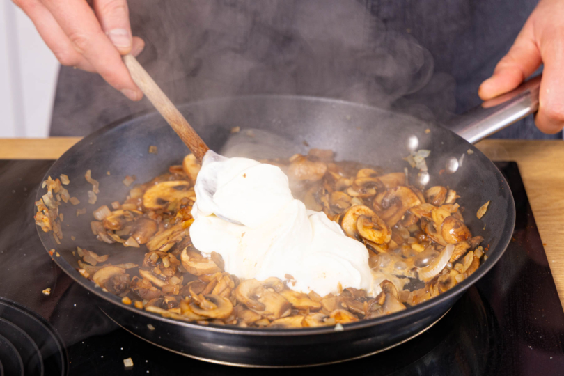 Schmand und Brühe in der Pfanne unterrühren