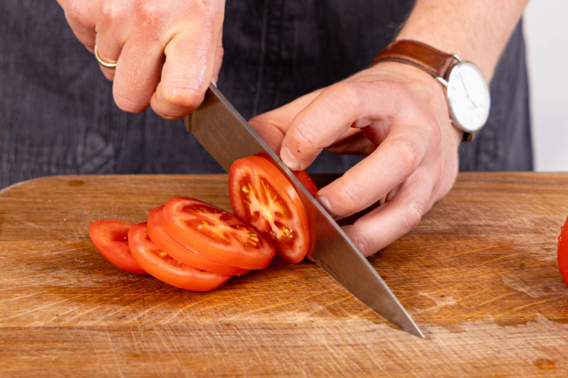 Tomaten in Scheiben schneiden
