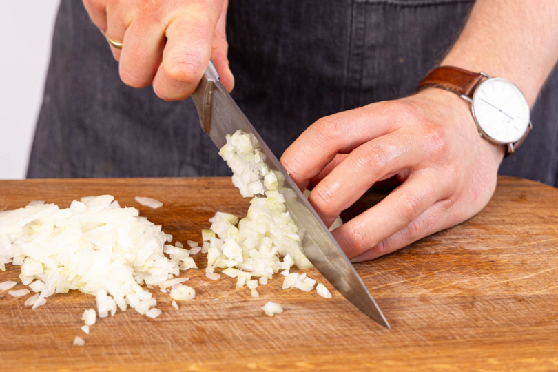 Zwiebeln schälen und in Würfel schneiden