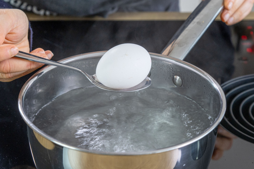 Eier in das kochende Wasser geben