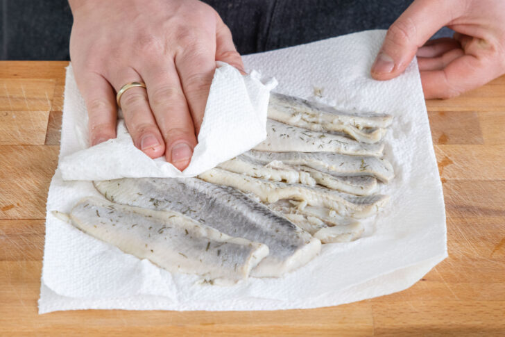 Hering mit Küchenpapier abtupfen