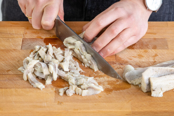 Hering in Streifen schneiden