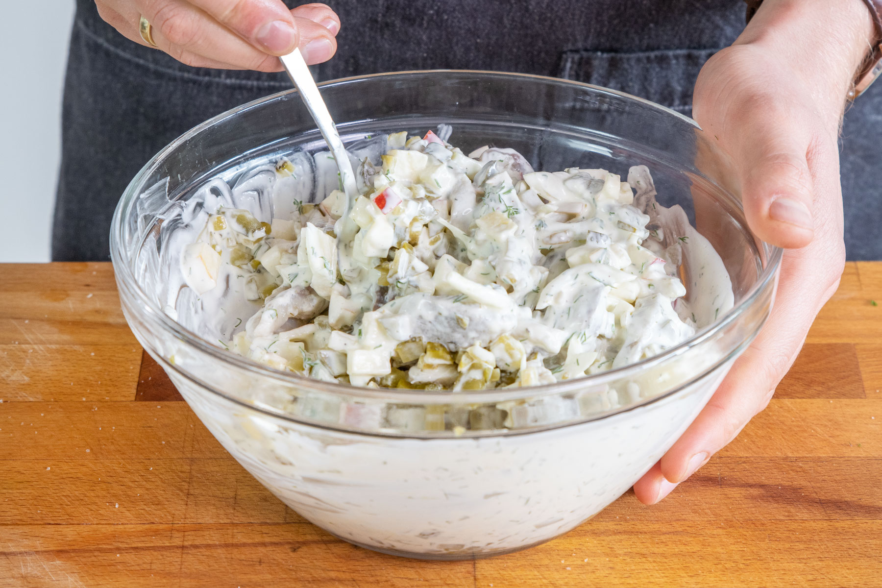Heringssalat mit der Sauce verrühren