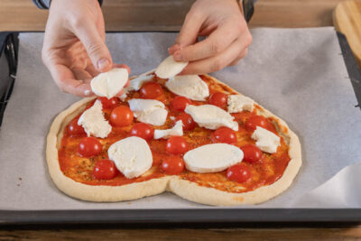 Herz-Pizza belegen