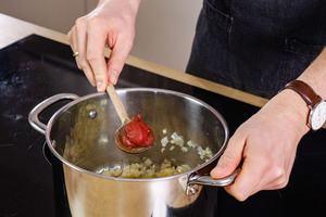 Tomatenmark dazugeben