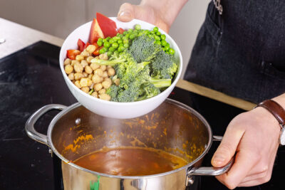 Paprika, Brokkoli, Erbsen, Kichererbsen dazugeben
