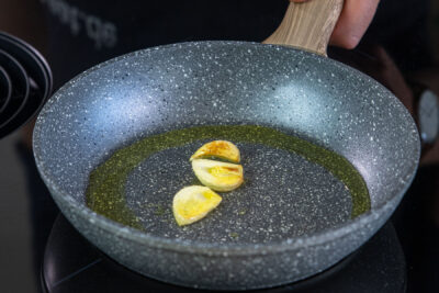 Knoblauch in der Pfanne rösten