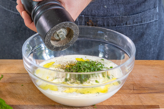 Joghurt-Minze-Dip würzen