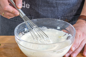 Joghurt-Minze-Dip verrühren