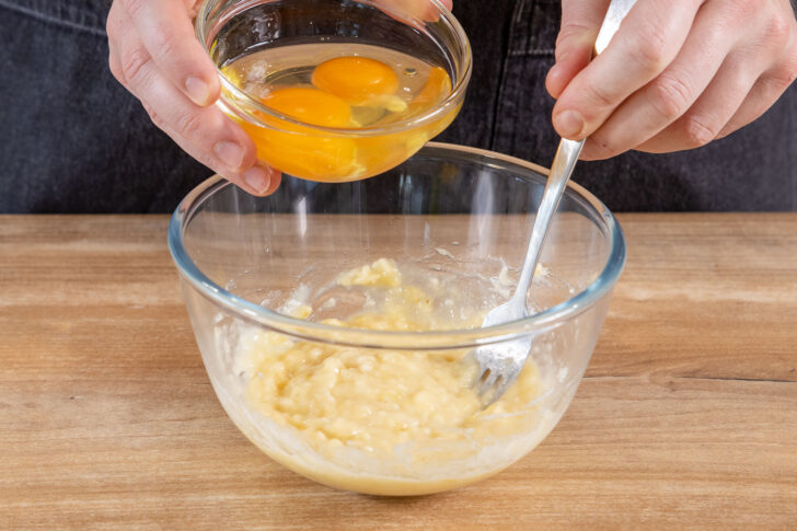 Eier zu der zerdrückten Banane geben