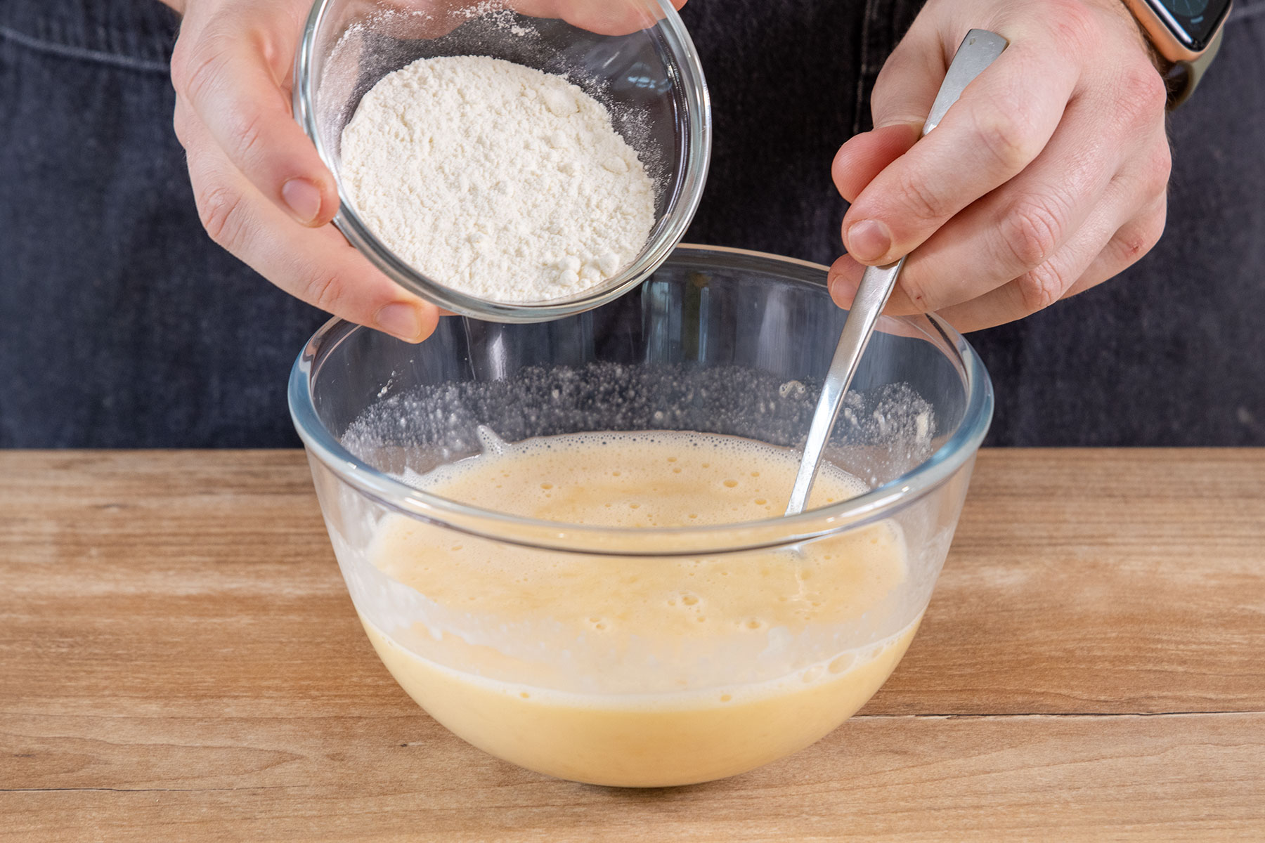 Mehl zu dem Pfannkuchenteig geben
