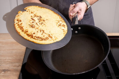 Kalorienarme Pfannkuchen wenden