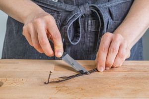 Vanilleschote halbieren und Mark herauskratzen