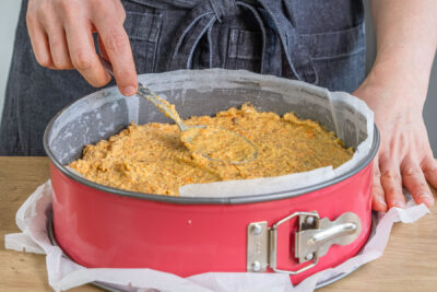 Teig für Karottenkuchen ohne Zucker in der Springform verteilen