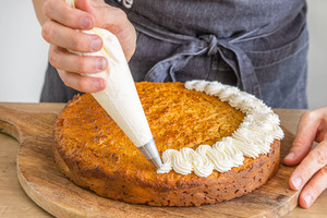 Karottenkuchen ohne Zucker mit Sahne dekorieren