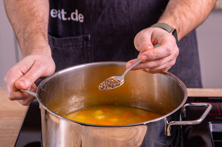 Kümmel zu Kartoffel-Karotten-Eintopf geben