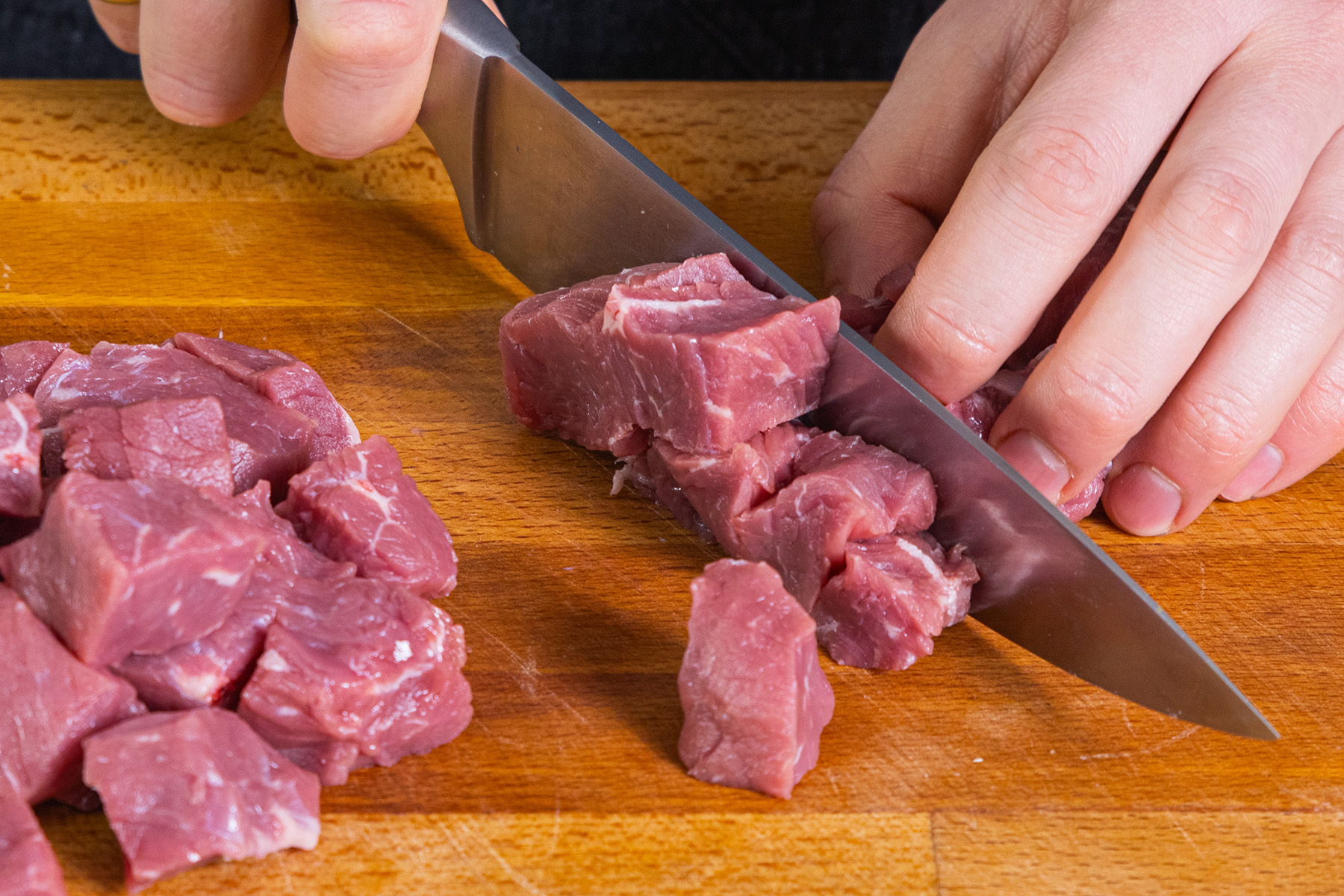 Rumpsteak in grobe Stücke schneiden