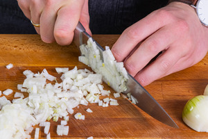 Zwiebel in feine Würfel hacken