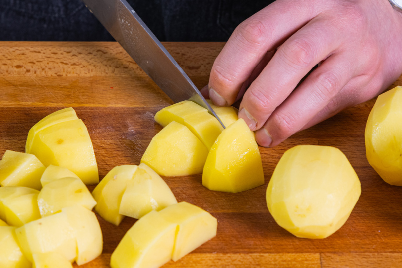 Kartoffeln in grobe Stücke schneiden