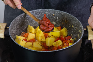 Tomatenmark zum Gulasch geben