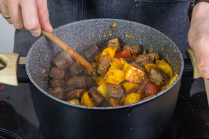Kartoffeln und Fleisch in den Topf geben