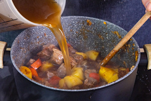 Gulasch mit Rinderfond auffüllen