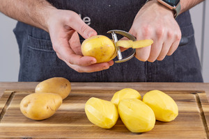 Kartoffeln schälen