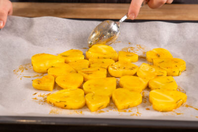 Herzkartoffeln auf Backblech geben