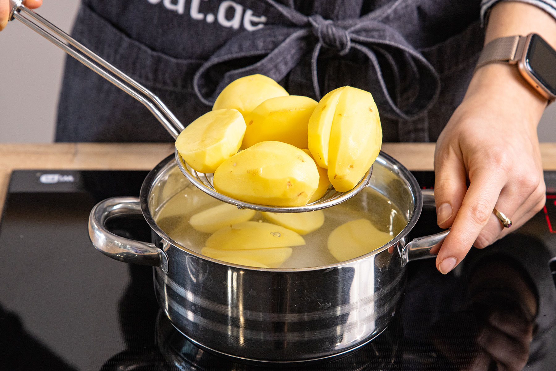 Kartoffeln ins Wasser geben