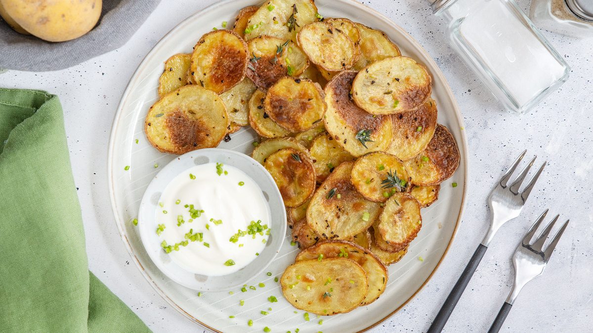 Rohe Kartoffeln zu Kartoffelscheiben im Backofen