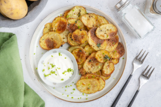 Rohe Kartoffeln zu Kartoffelscheiben im Backofen