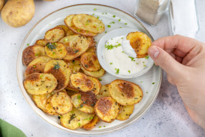 Rohe Kartoffeln zu Kartoffelscheiben im Backofen