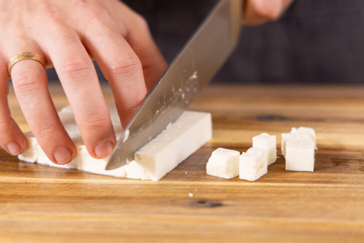 Feta in Würfel schneiden