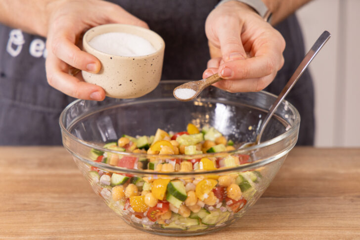 Salat mit einer Prise Zucker würzen