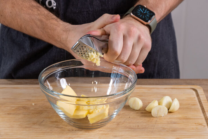 Knoblauch in Schale drücken
