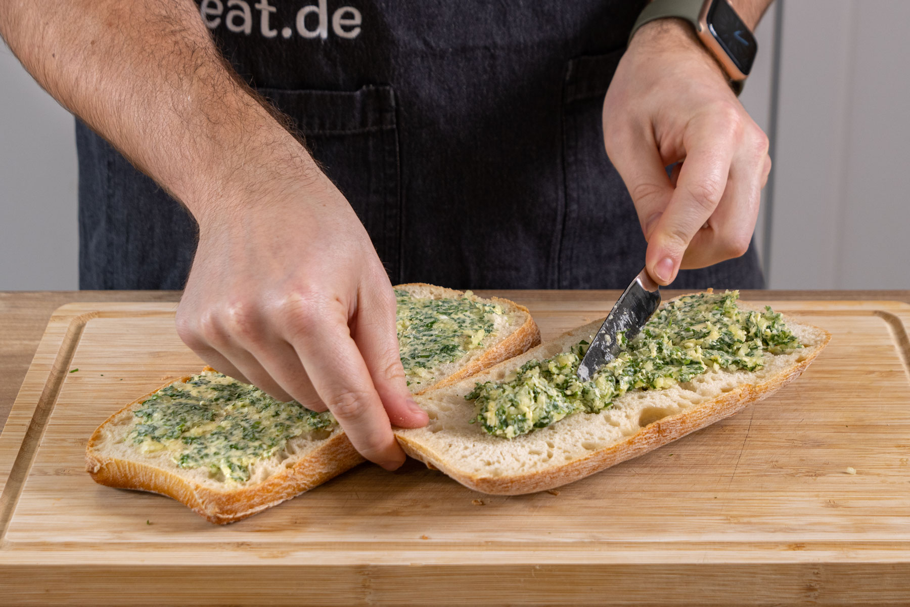 Knoblauchbrot bestreichen