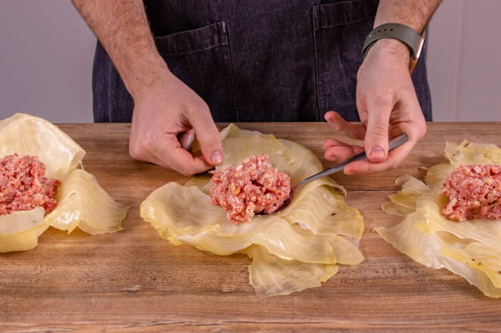 Hackfleisch in Kohlblätter legen