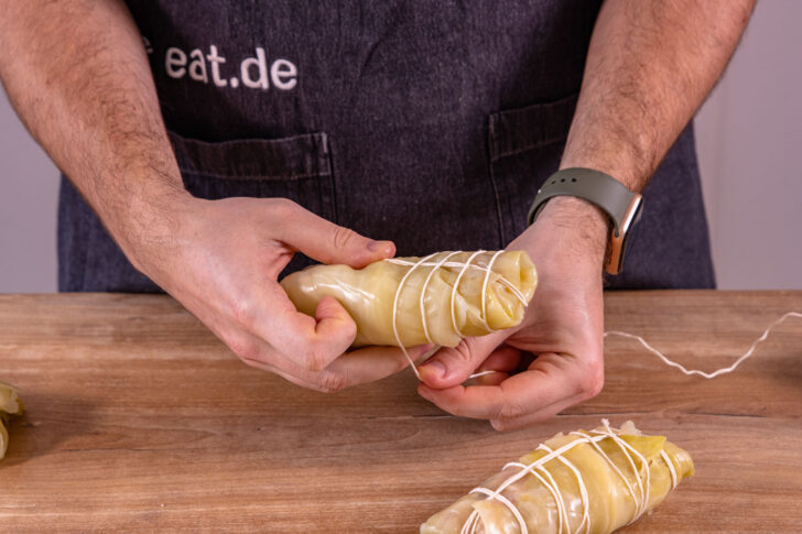 Kohlroulade mit Garn umwickeln