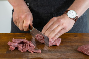 Rindfleisch in Streifen schneiden