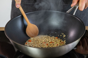Ingwer, Sesam, Chili und Knoblauch anschwitzen