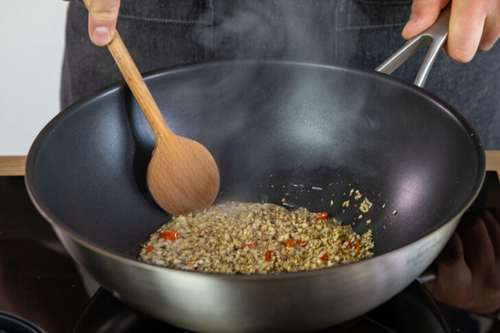 Ingwer, Sesam, Chili und Knoblauch anschwitzen