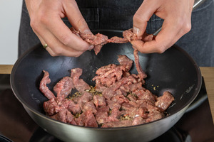 Rindfleisch in Pfanne geben