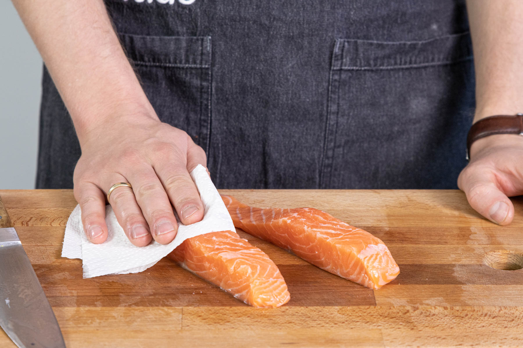 Lachs abtupfen
