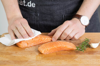 Lachsfilet abtupfen