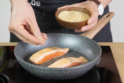 Lachsfilet mit Zucker bestreuen