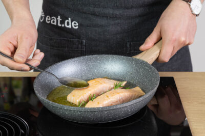 Lachs mit dem Fett übergießen