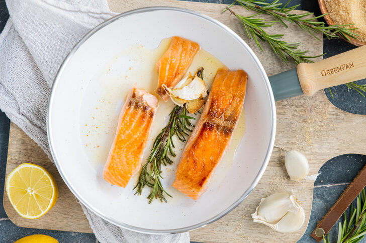 Knusprig gebratenes Lachsfilet ohne Haut