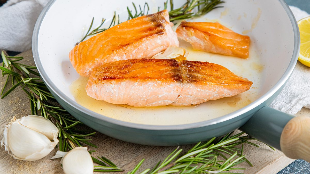 Knusprig gebratenes Lachsfilet ohne Haut | Rezept- eat.de