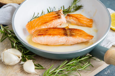 Knusprig gebratenes Lachsfilet ohne Haut